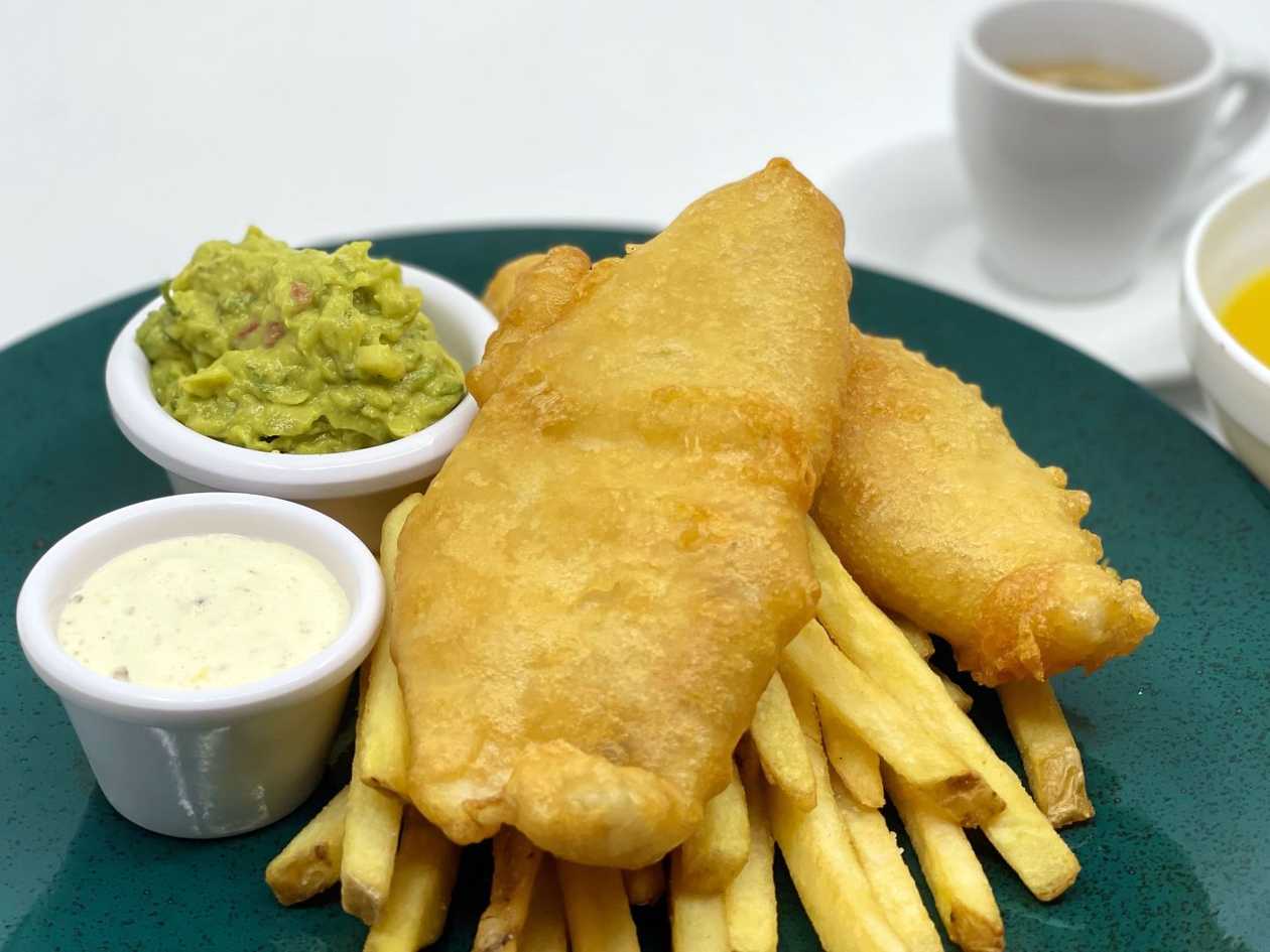 FISH & CHIPS s guacamole