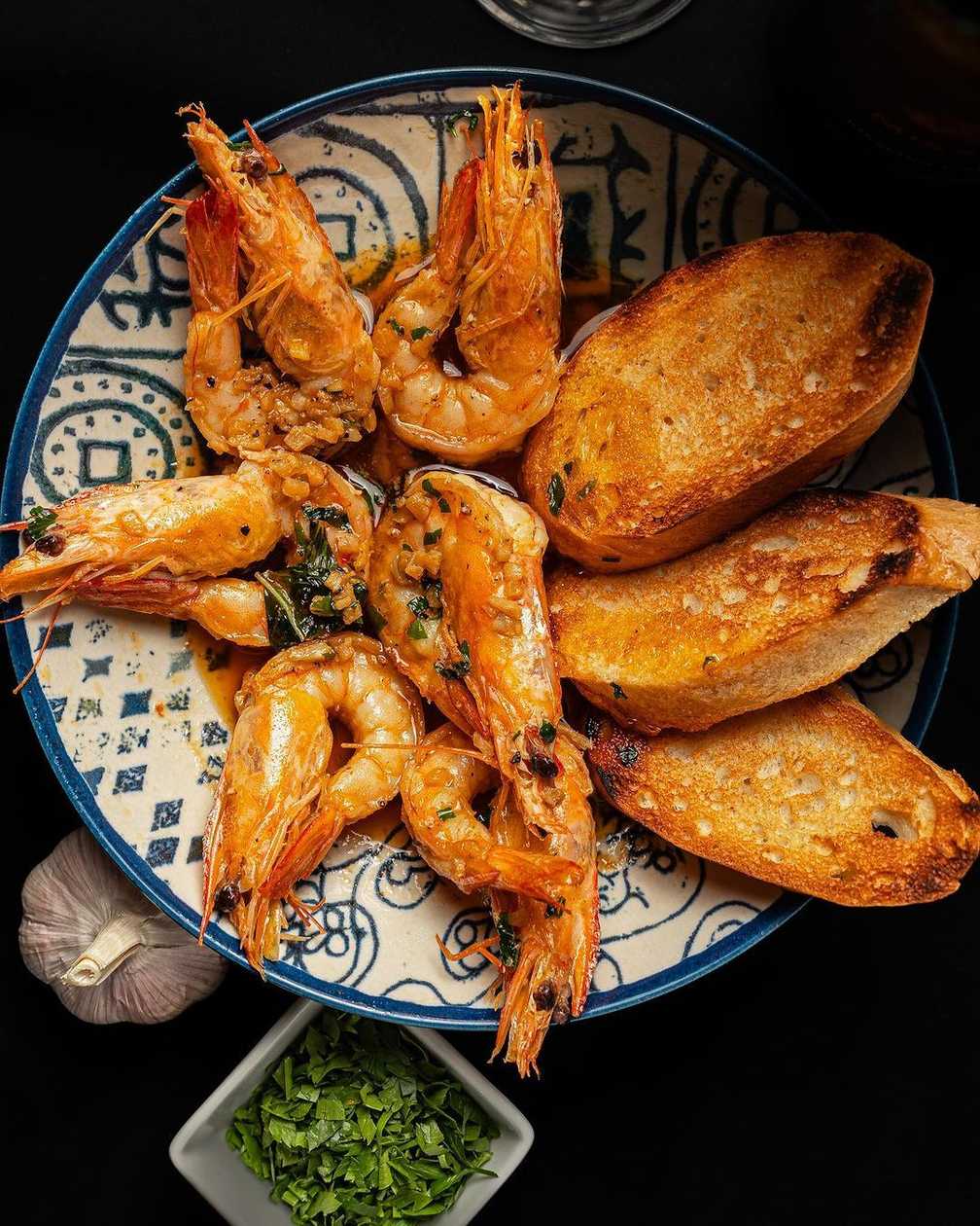 Shrimp in wine and garlic sauce