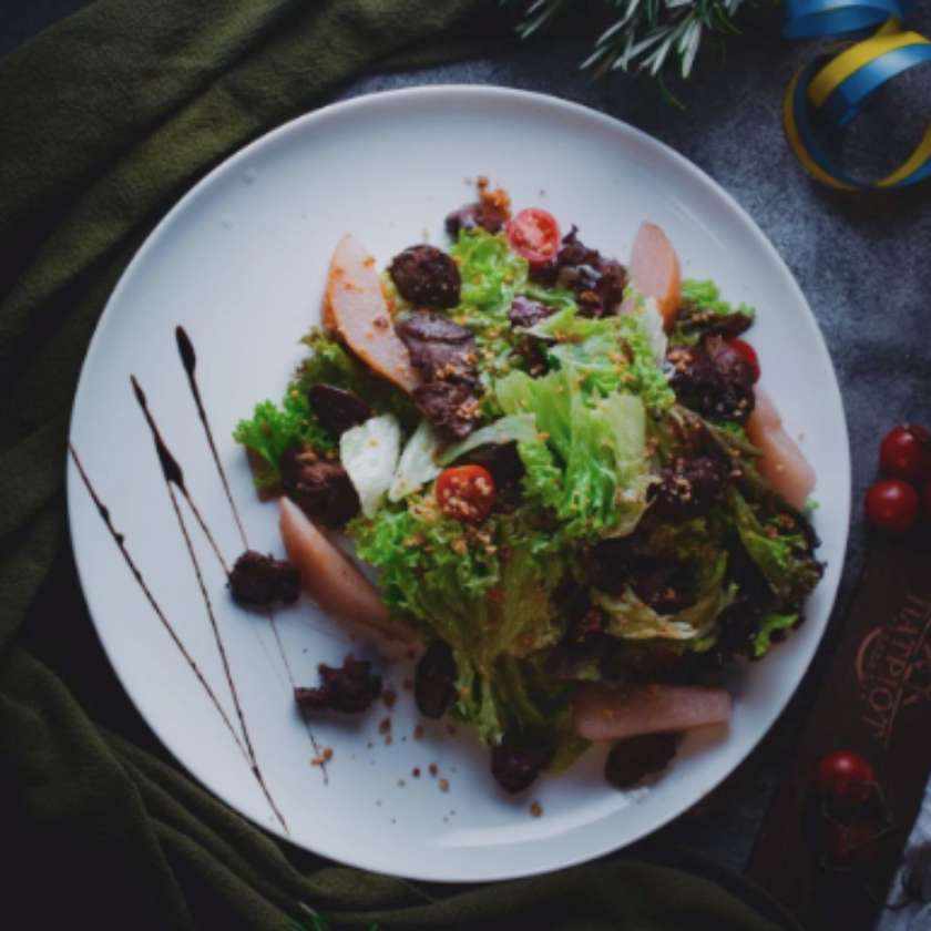 Салат із курячою печінкою та карамелізованою грушою