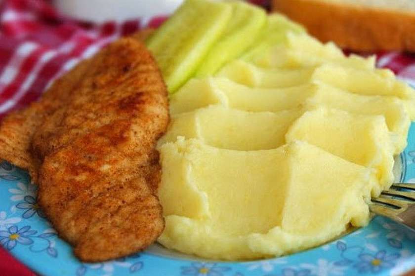 Отбивные из куриных грудок в кляре картофельном пюре