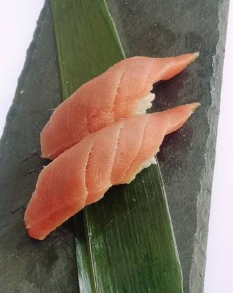 Nigiri maguro (tuna)