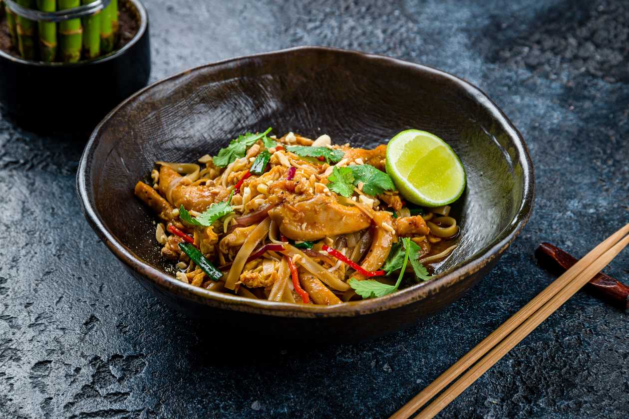 T7. Thai noodles with chicken