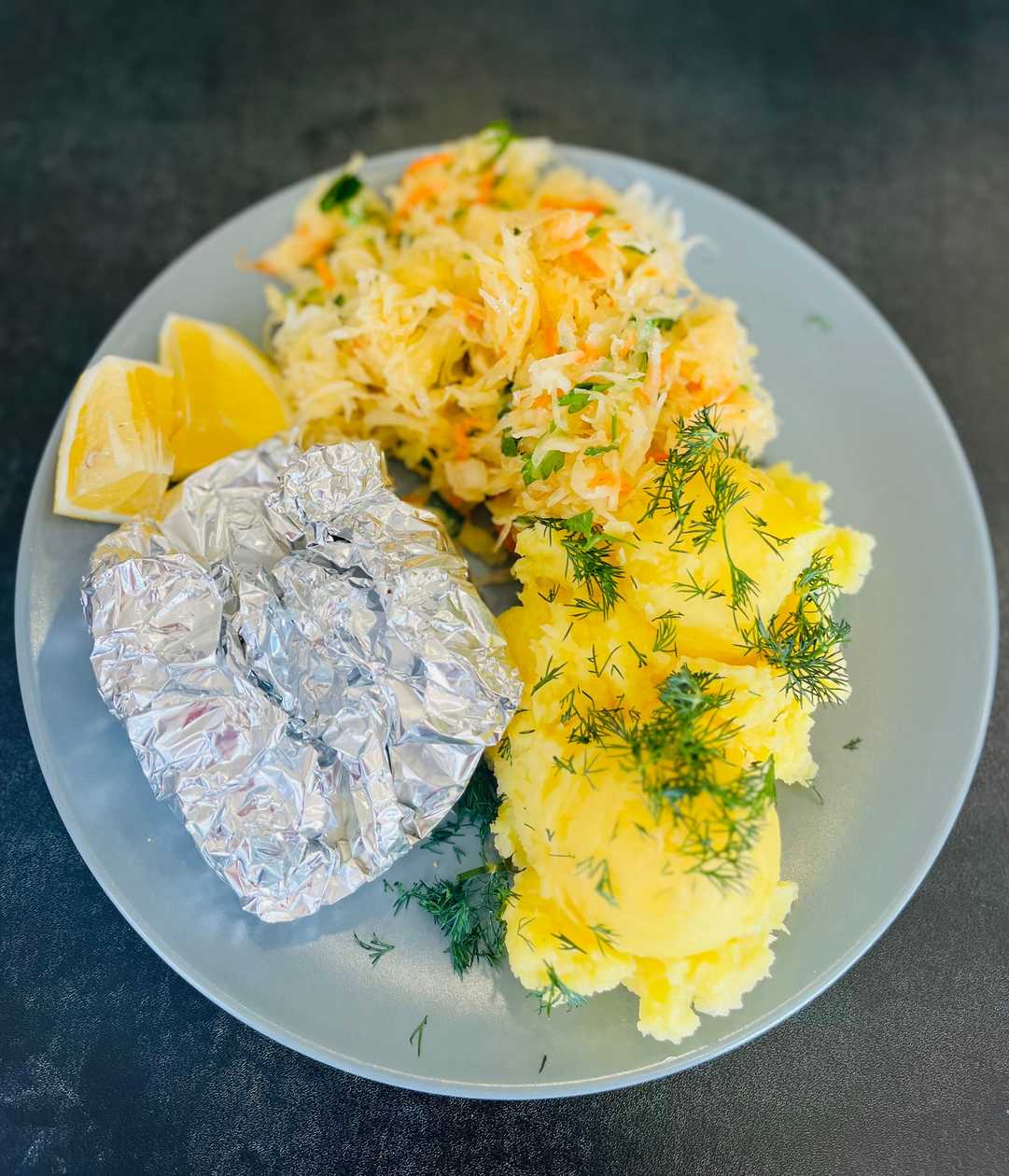 Dorsz Pieczony z Cytryn膮 i Zio艂ami