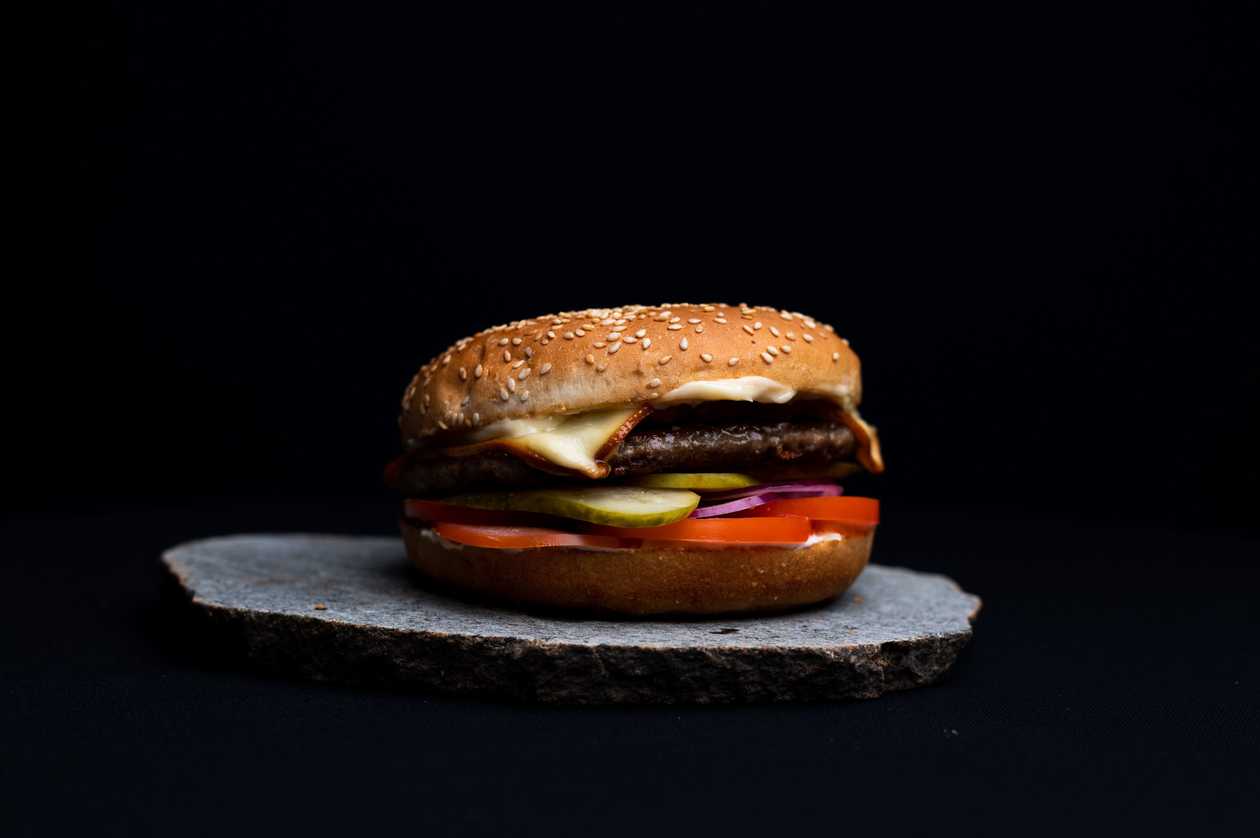 Suitsujuustu burgeri eine