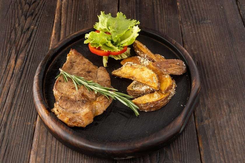 Grilled pork neck with mashed potatoes