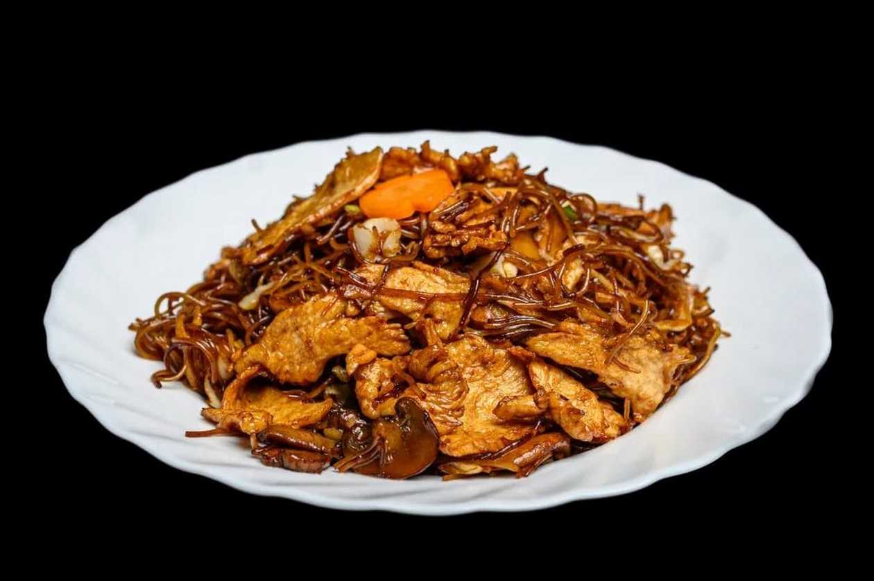 Fried rice noodles with chicken and vegetables