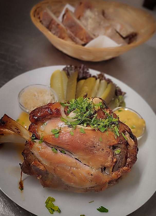 Roast knuckle of pork on beer and onion
