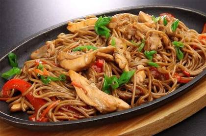 Noodles Yaki Soba cu carne de pui