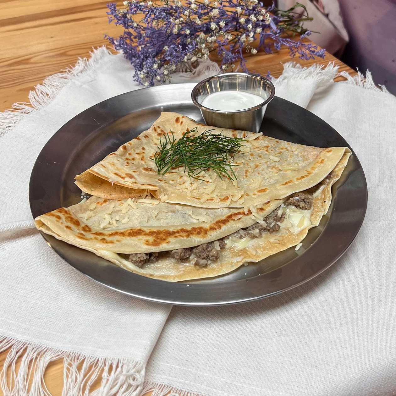 Pannkoogid hakkliha ja juustuga