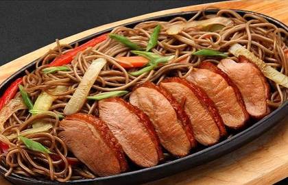 Noodles Yaki Soba cu piept de rata