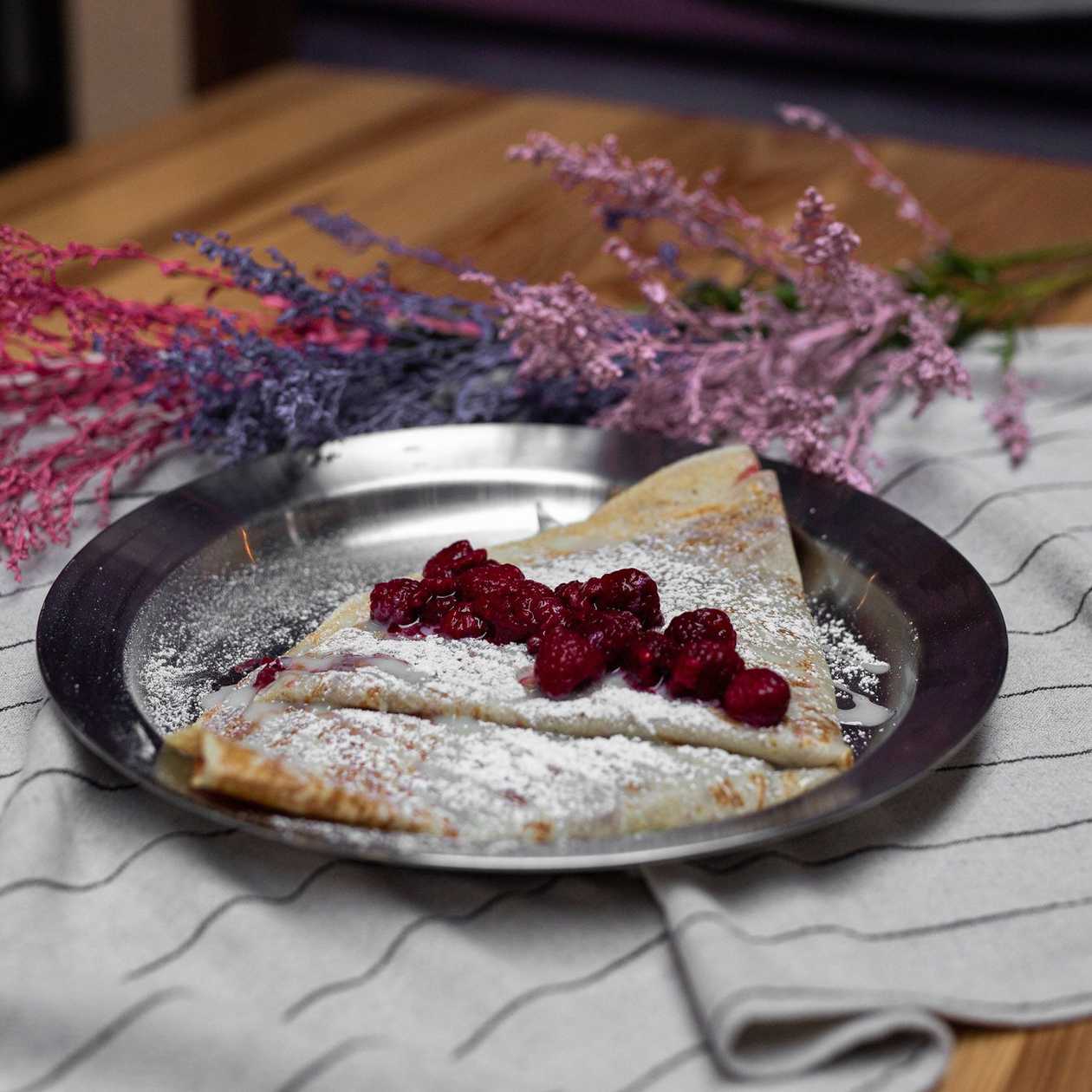 Pannkoogid vaarikate ja kondentspiimaga