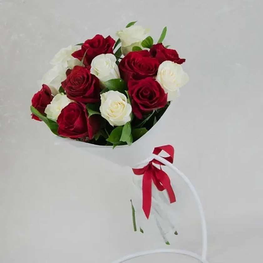 Bouquet with red and white roses (with 14 roses)
