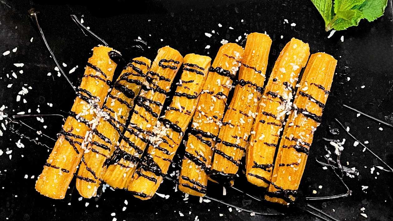Ispaniškos spurgytės „Churros" su šokolado padažu ir kokoso drožlėmis