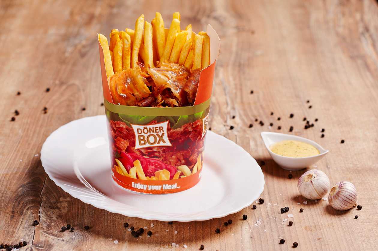 Döner kebap box with fries
