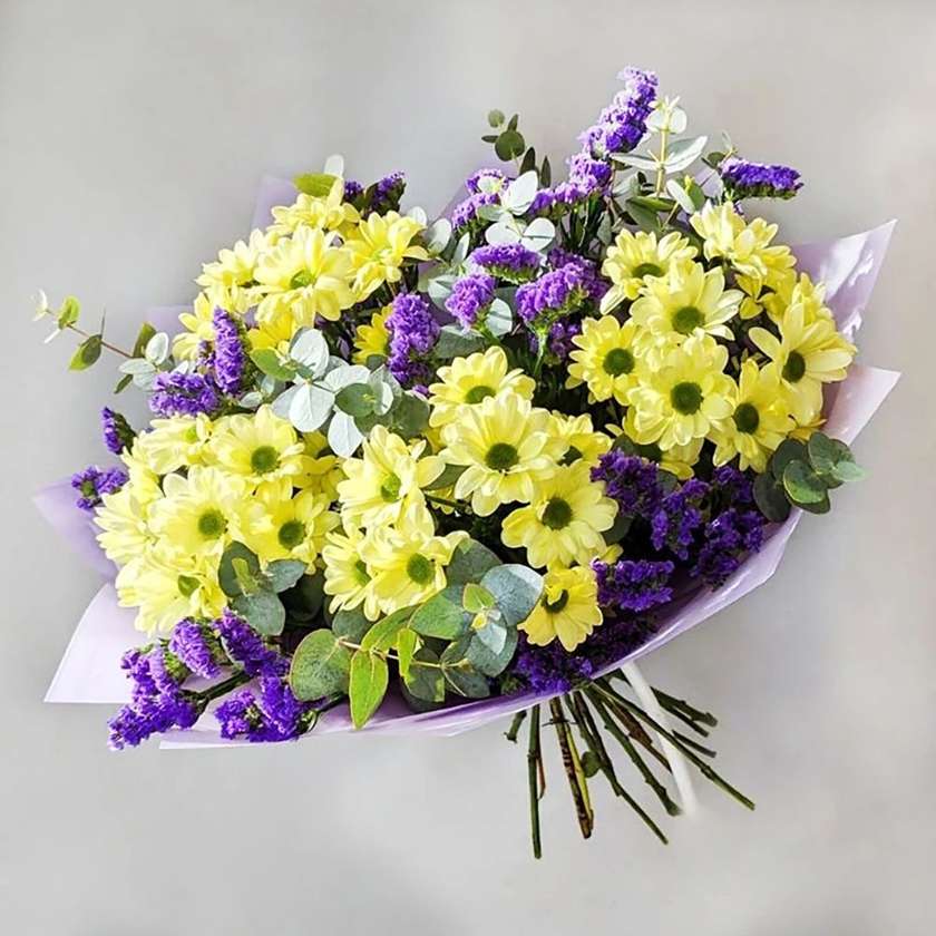 Bouquet of chrysanthemums and statice