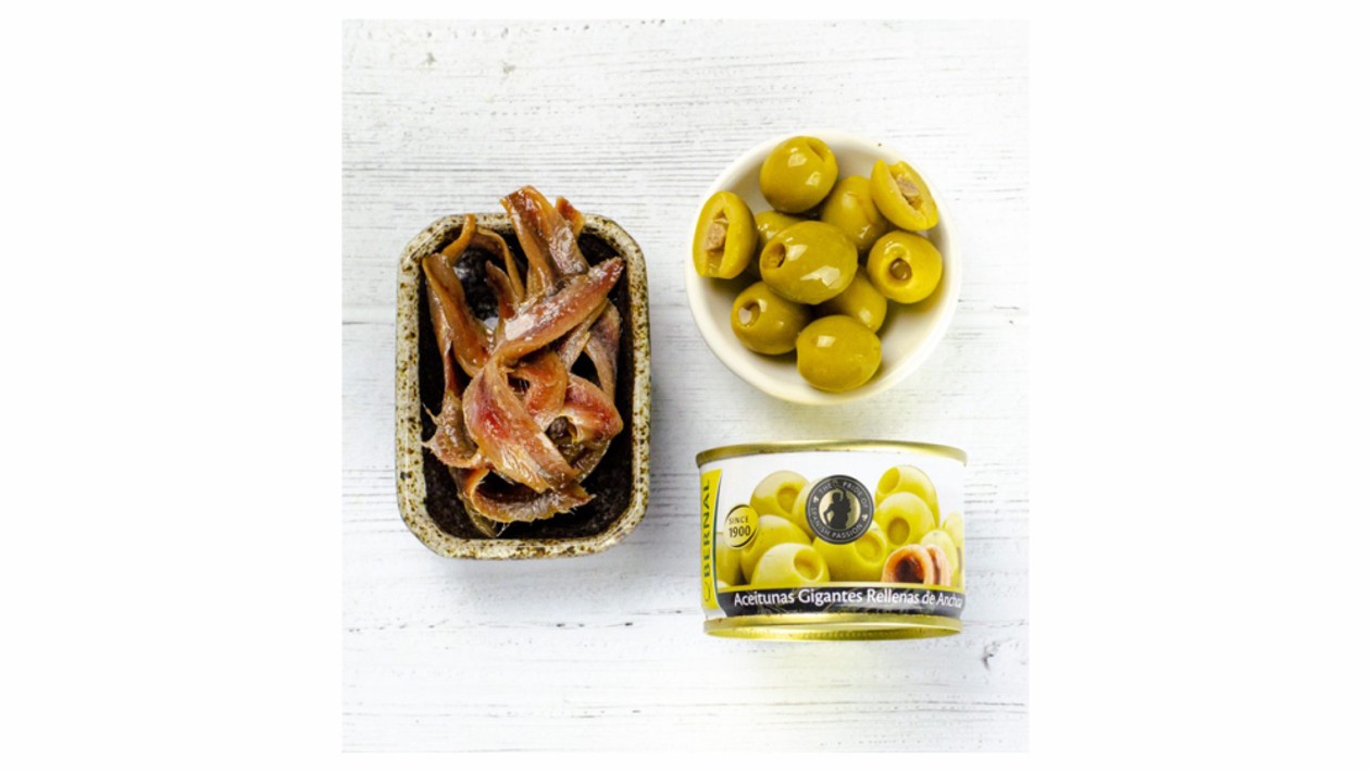 Žalios alyvuogės GIGANTES, įdarytos ančiuviais 120g (50 g)