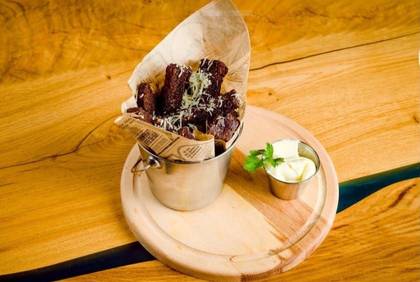 Ķiploku grauzdiņi ar sieru un ķiploku mērci