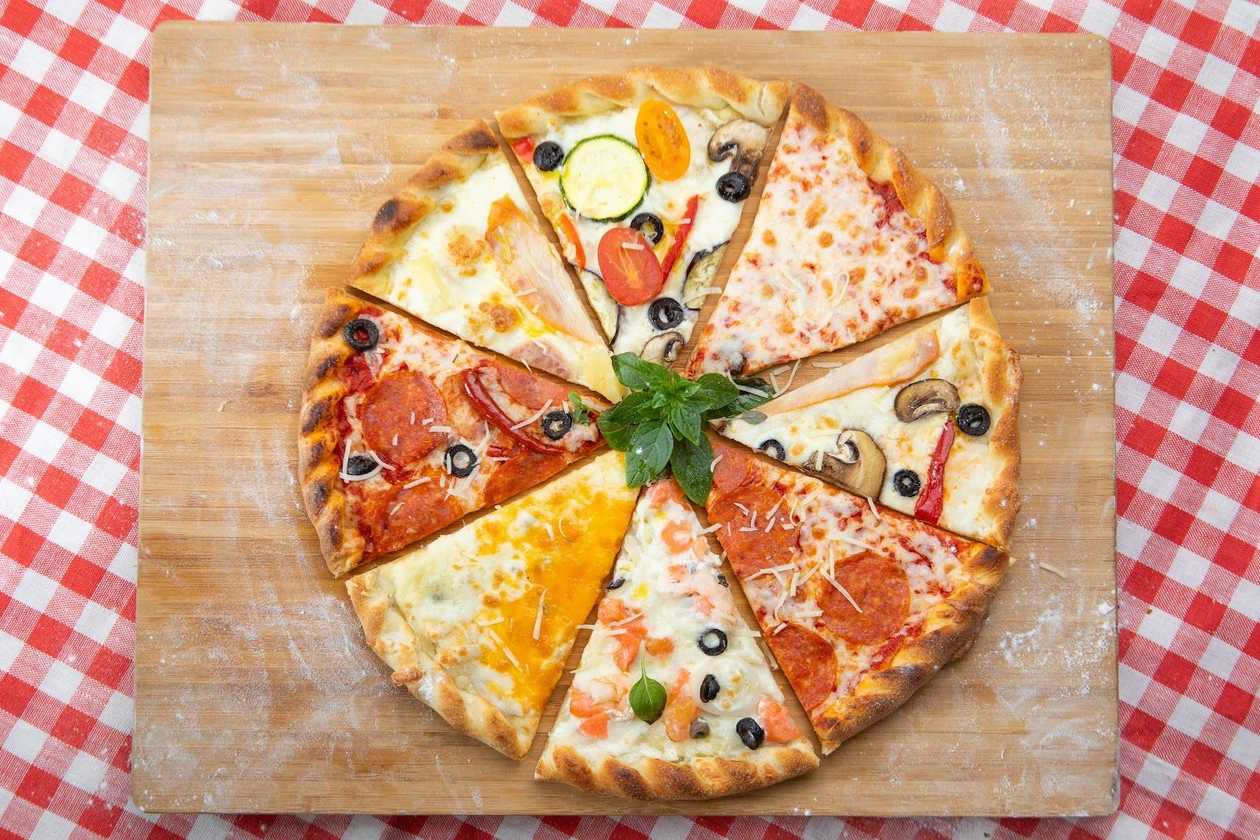 Queen's Special Pizza (4 in 1)