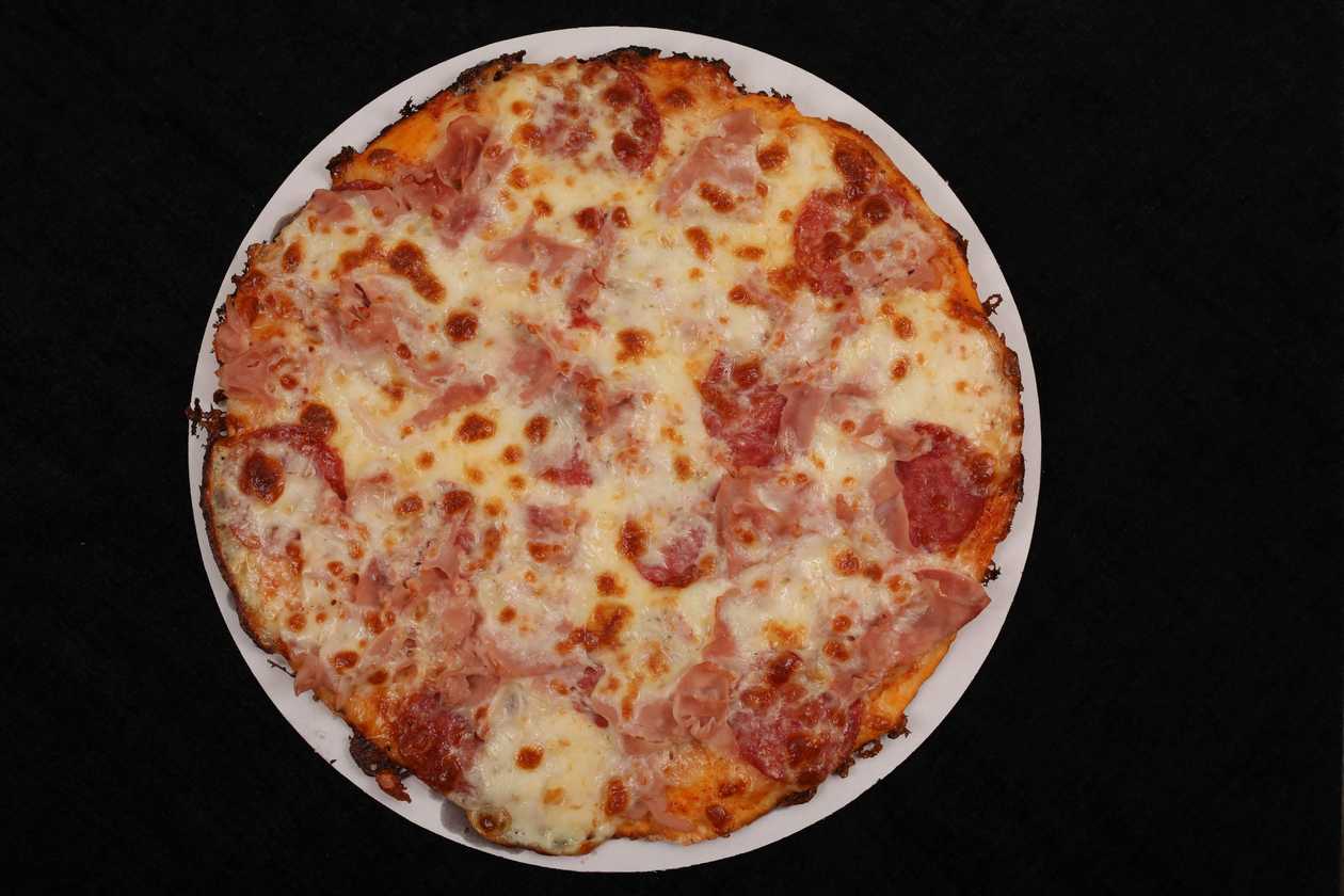 Prosciutto e salami pizza