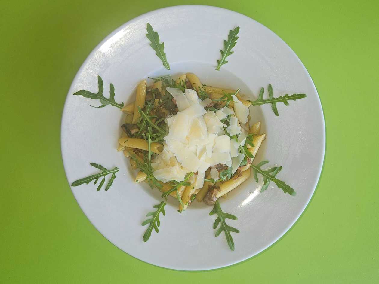 67. Penne prosciutto funghi e rucola