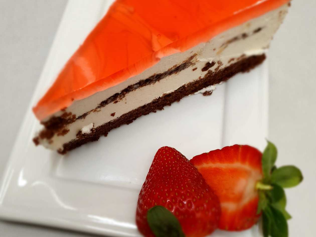 Cold cheesecake with jelly