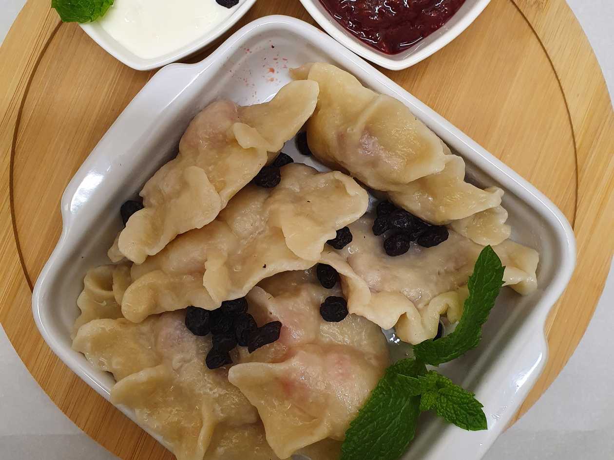 Dumplings with berries and cream 6pcs.