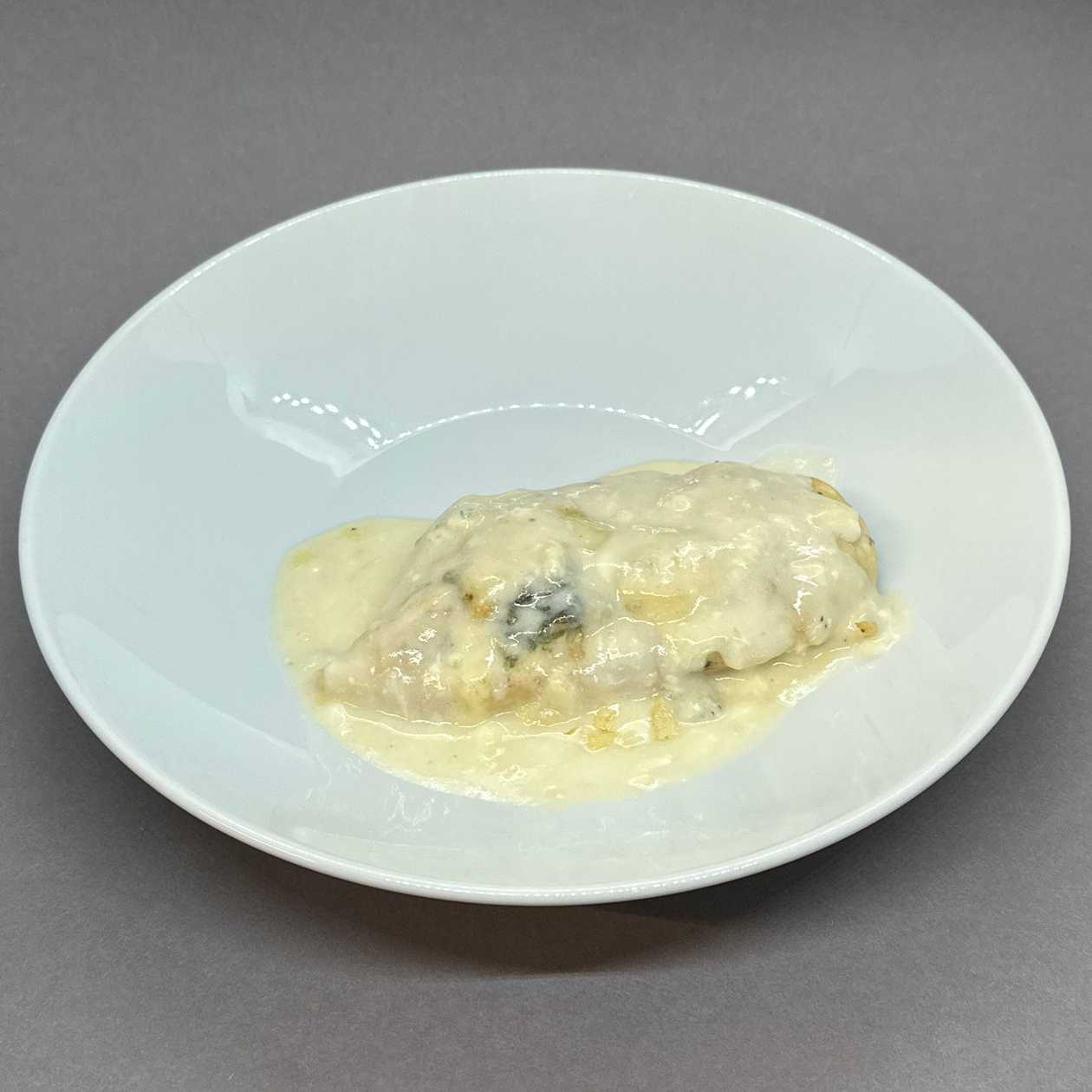 Grilled chicken breast in blue cheese sauce
