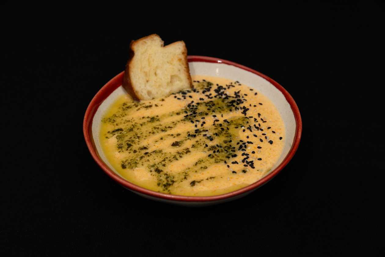 Сирний крем-суп із блакитним сиром та кунжутом