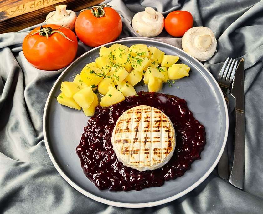Grilled camembert with cranberries, cooked potatoes