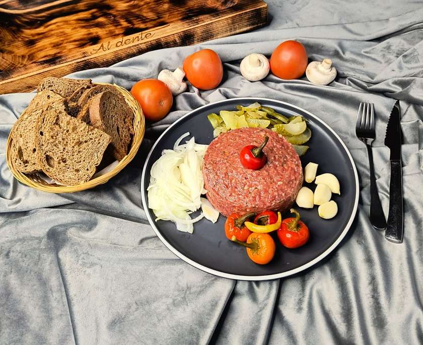 Beef tartar according to your own taste
