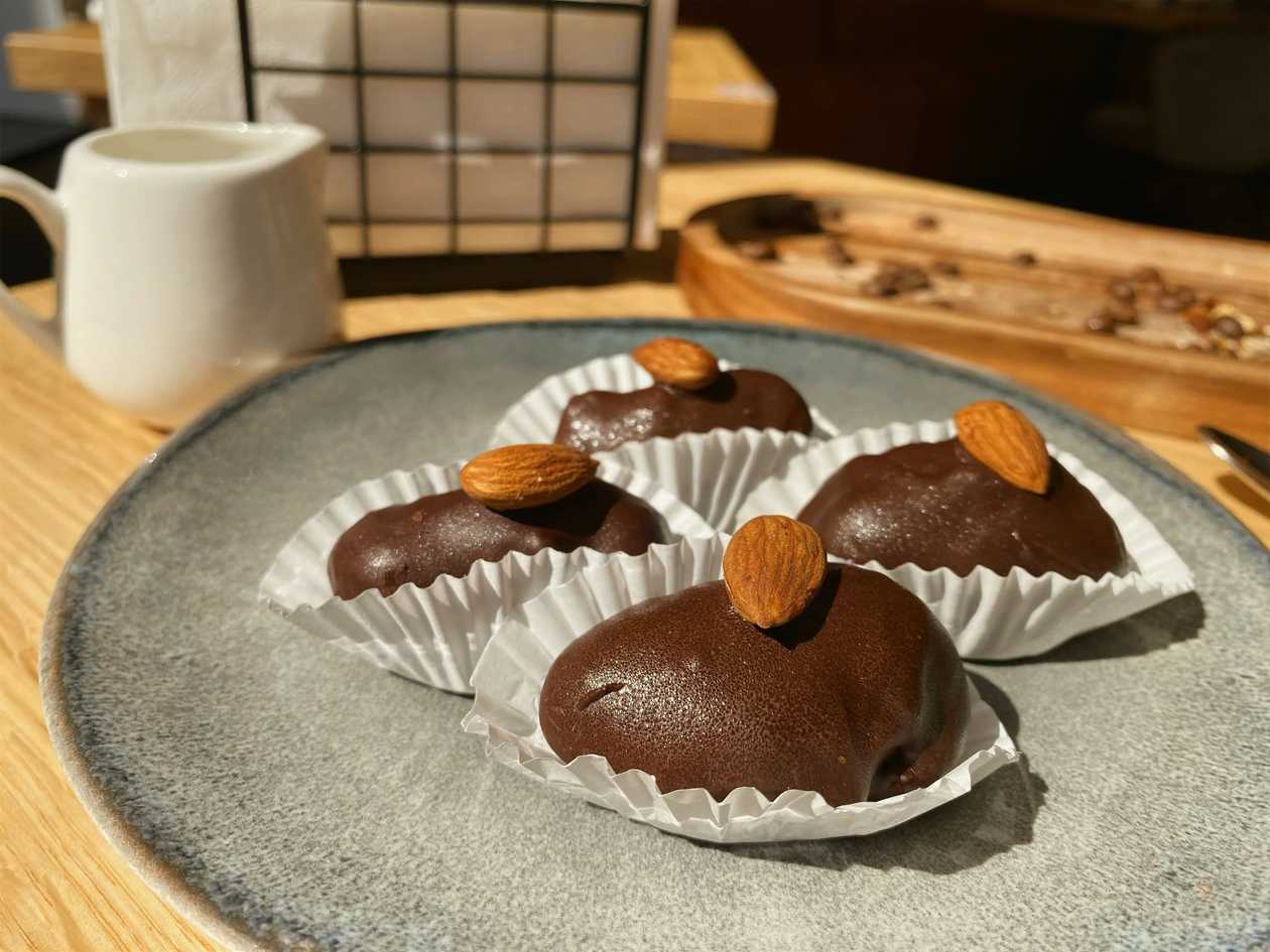 Plum with hazelnut mix