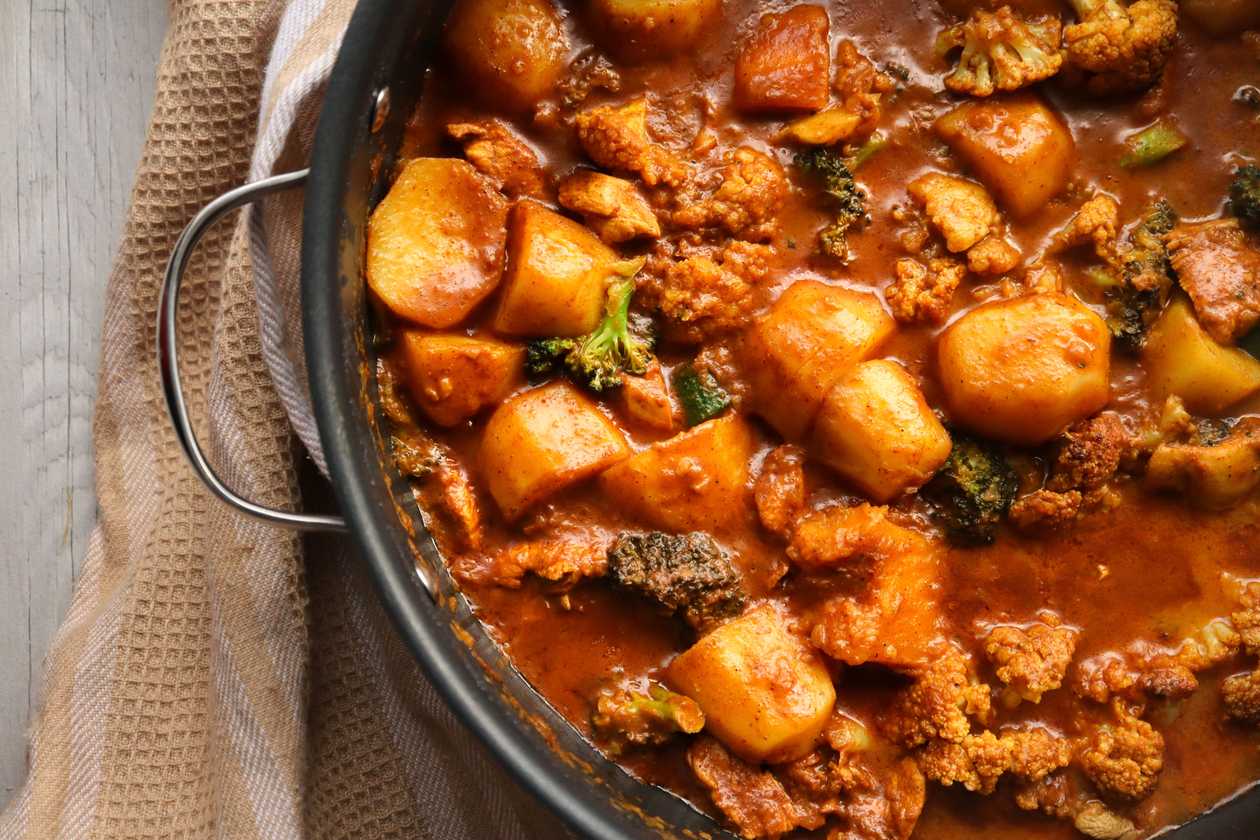 Zelenina na červeném kari