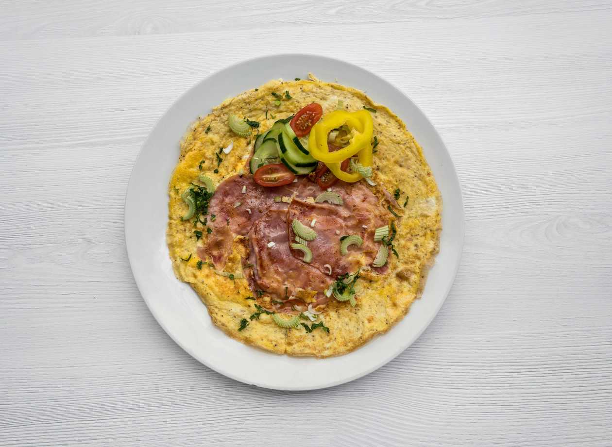 Omeleta so šunkou a syrom