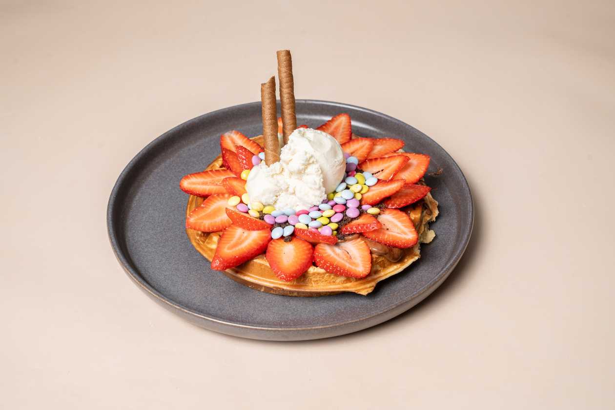 34. Praline Chocolate, Strawberries, Oreo, Smarties, Choco Stuffed Cigarillo, Vanilla Ice Cream  Waffle