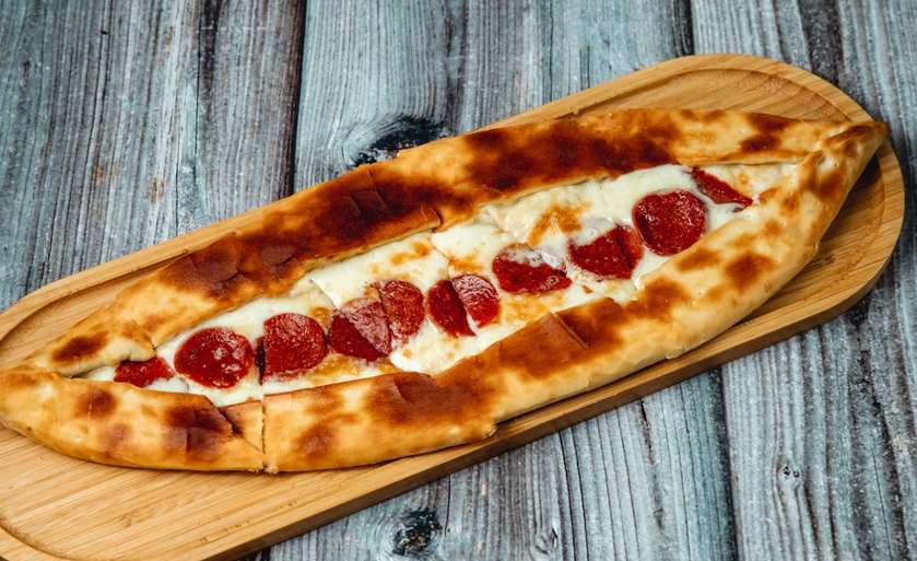 Sucuklu pide