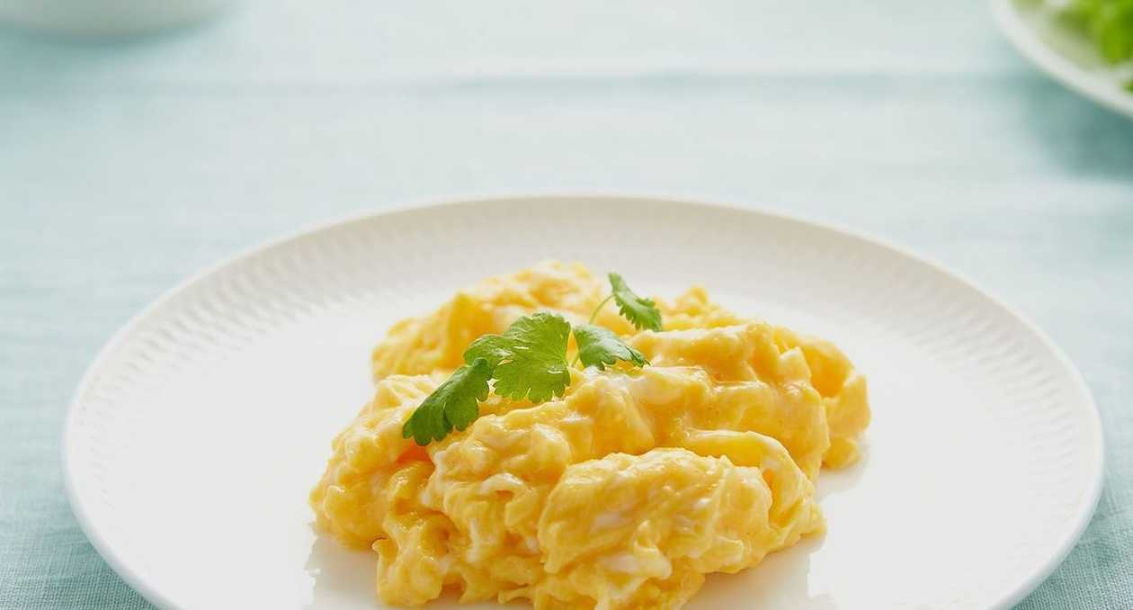 Scrambled eggs with cheese