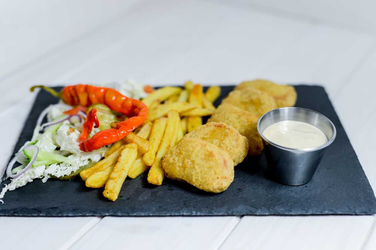 Vištienos kepsneliai lėkštėje