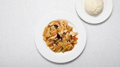 A9. Chicken with bamboo and mushrooms with rice