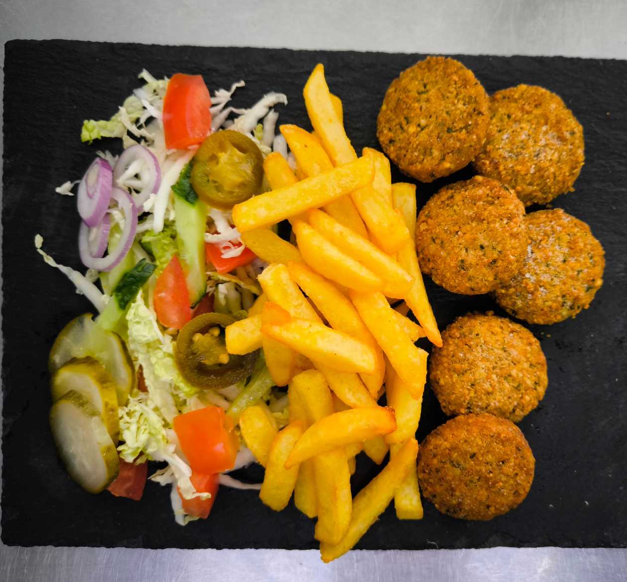 Falafeliai lėkštėje