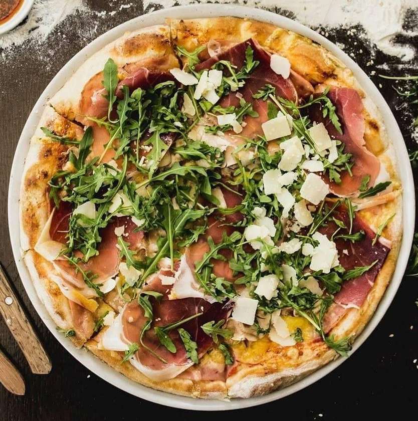 Pizza funghi e prosciutto crudo