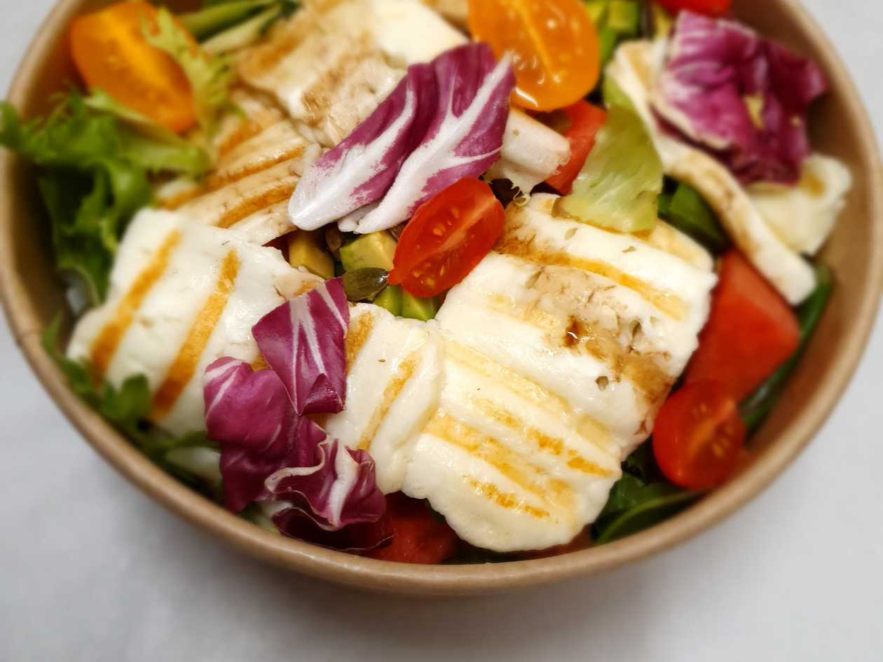 Sałatka z arbuzem, avokado i grillowanym serem halloumi