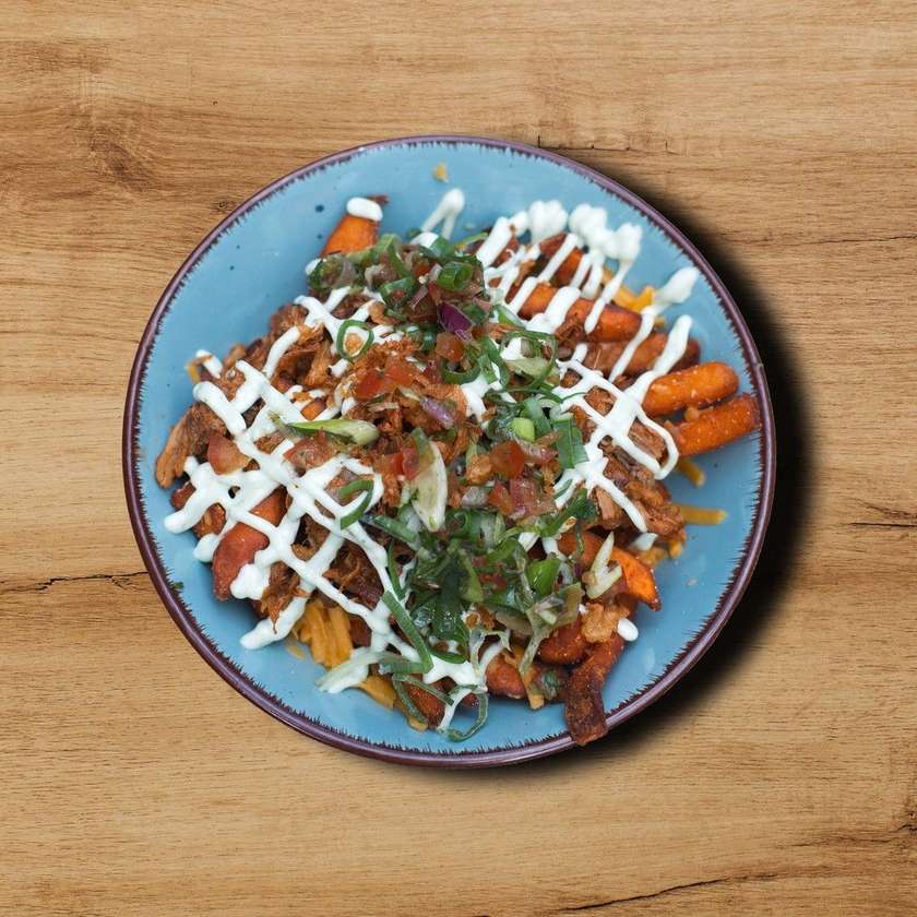 Batátové loaded fries s trhaným bravčovým mäsom /420g/