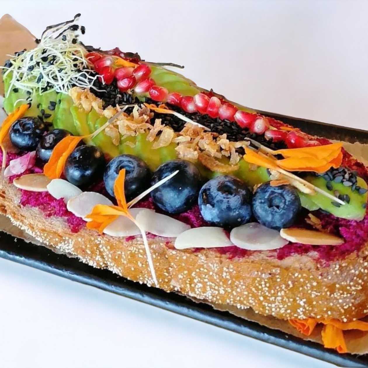 Veganský domácí rozpečený chléb s tofu pomazánkou