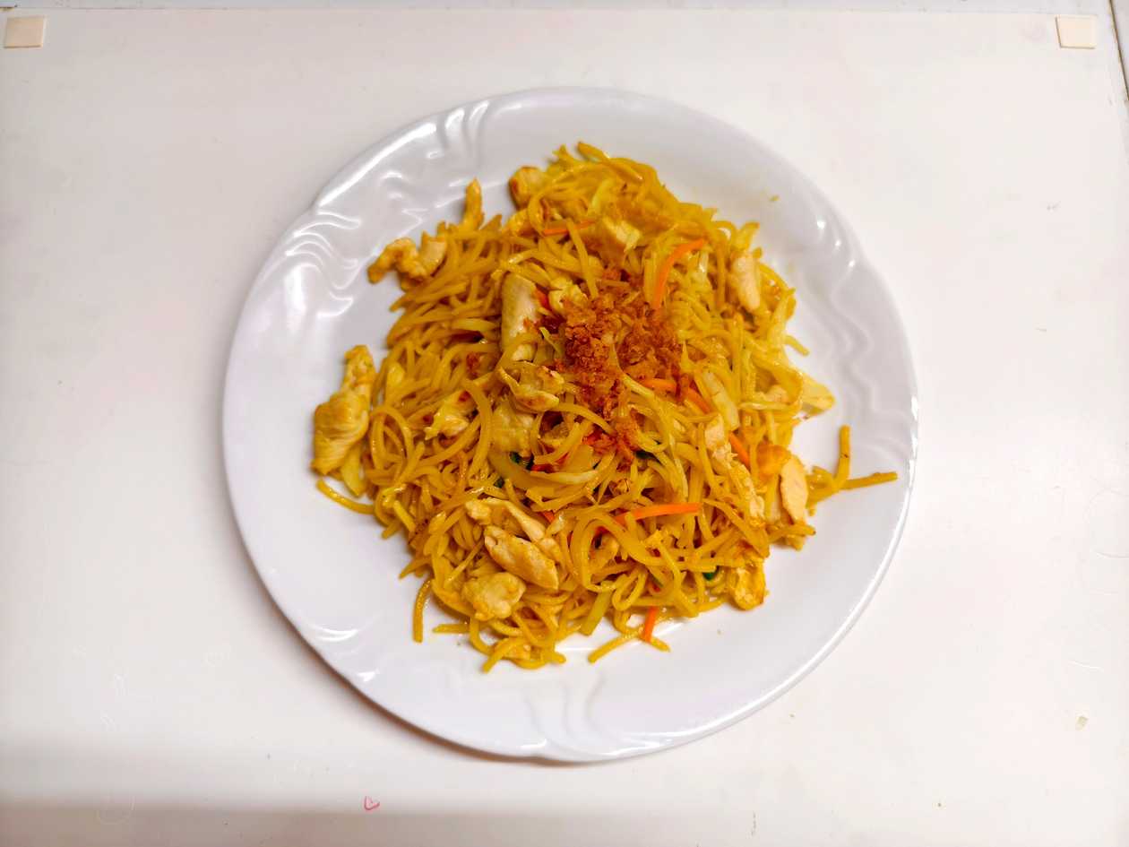 Fried curry noodles with chicken