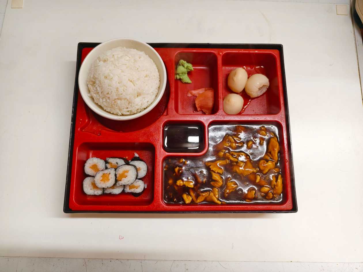 Chicken "jing jiang", salmon maki, rice, fruit