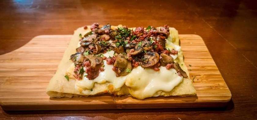 Pizza Salsiccia e Funghi Al Taglio