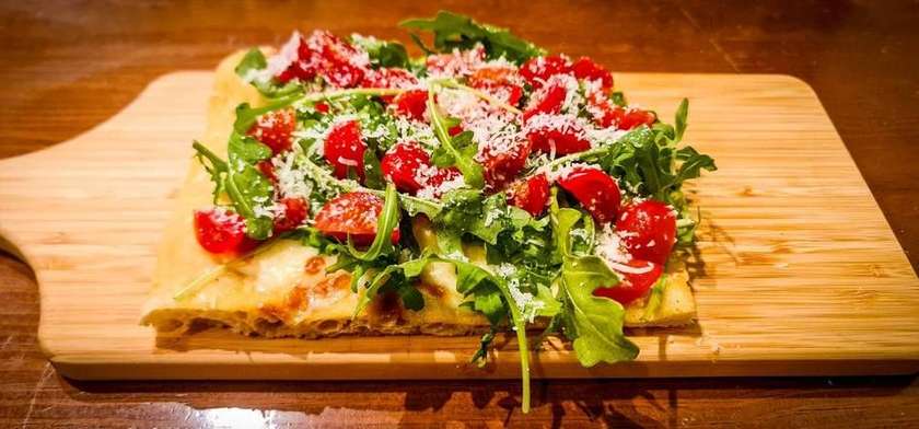 Pizza de Rúcula e Pomodorini Al Taglio