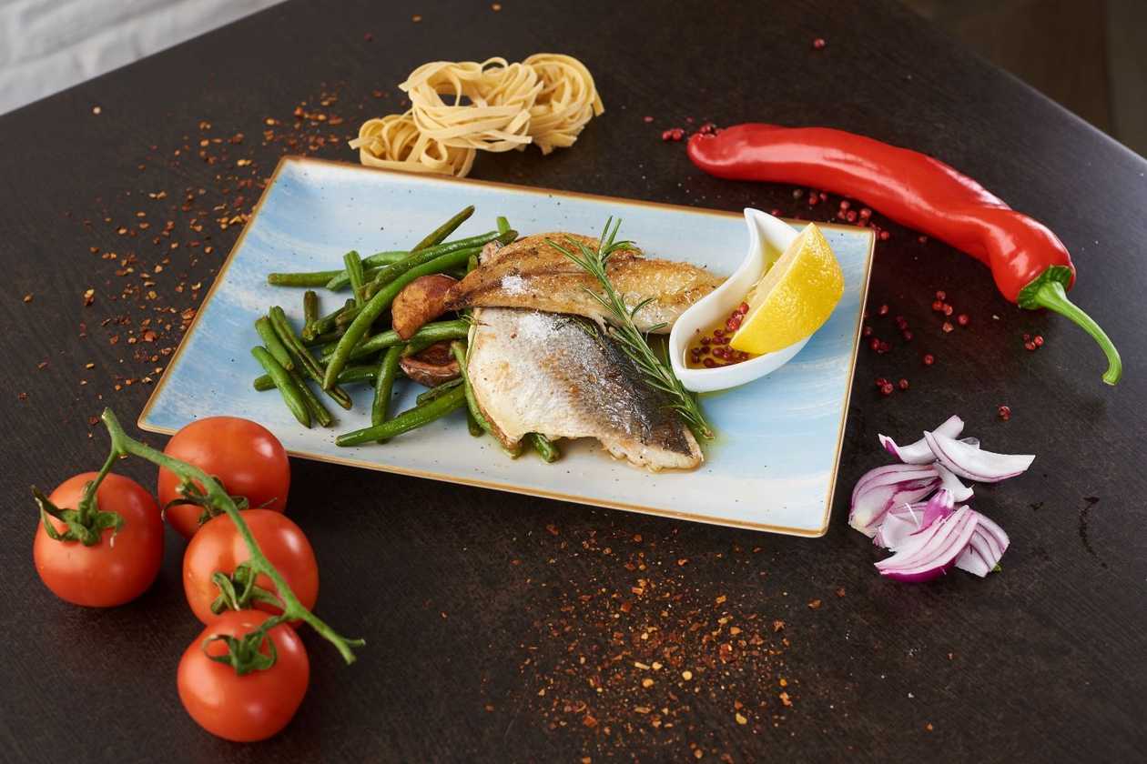 Sea bream fillet with green beans and golden potatoes