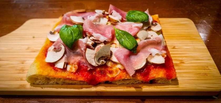 Pizza de Prosciutto e Funghi Al Taglio