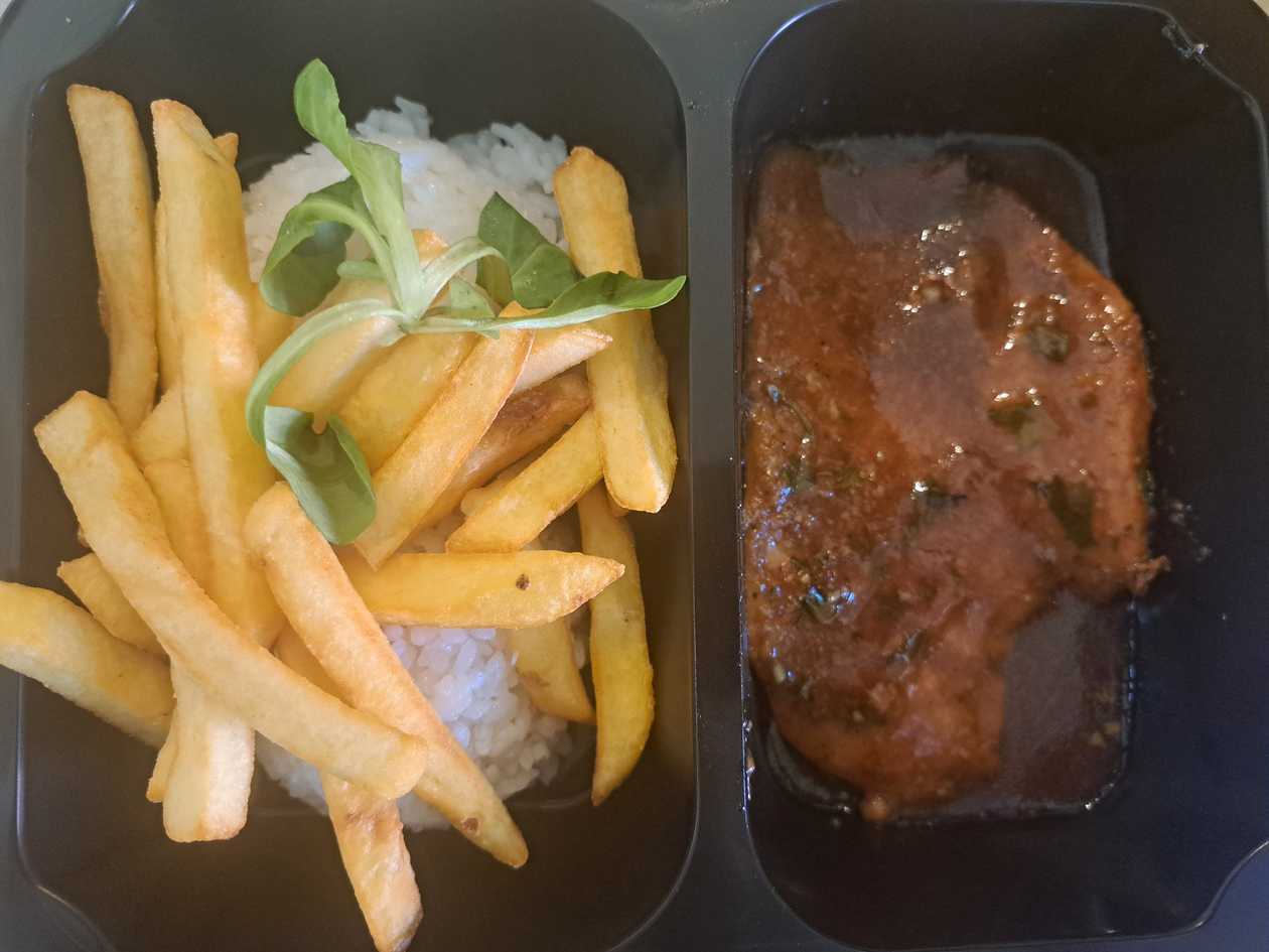 Kuracie prsia v medovo cesnakovej marináde, ryža/hranolky